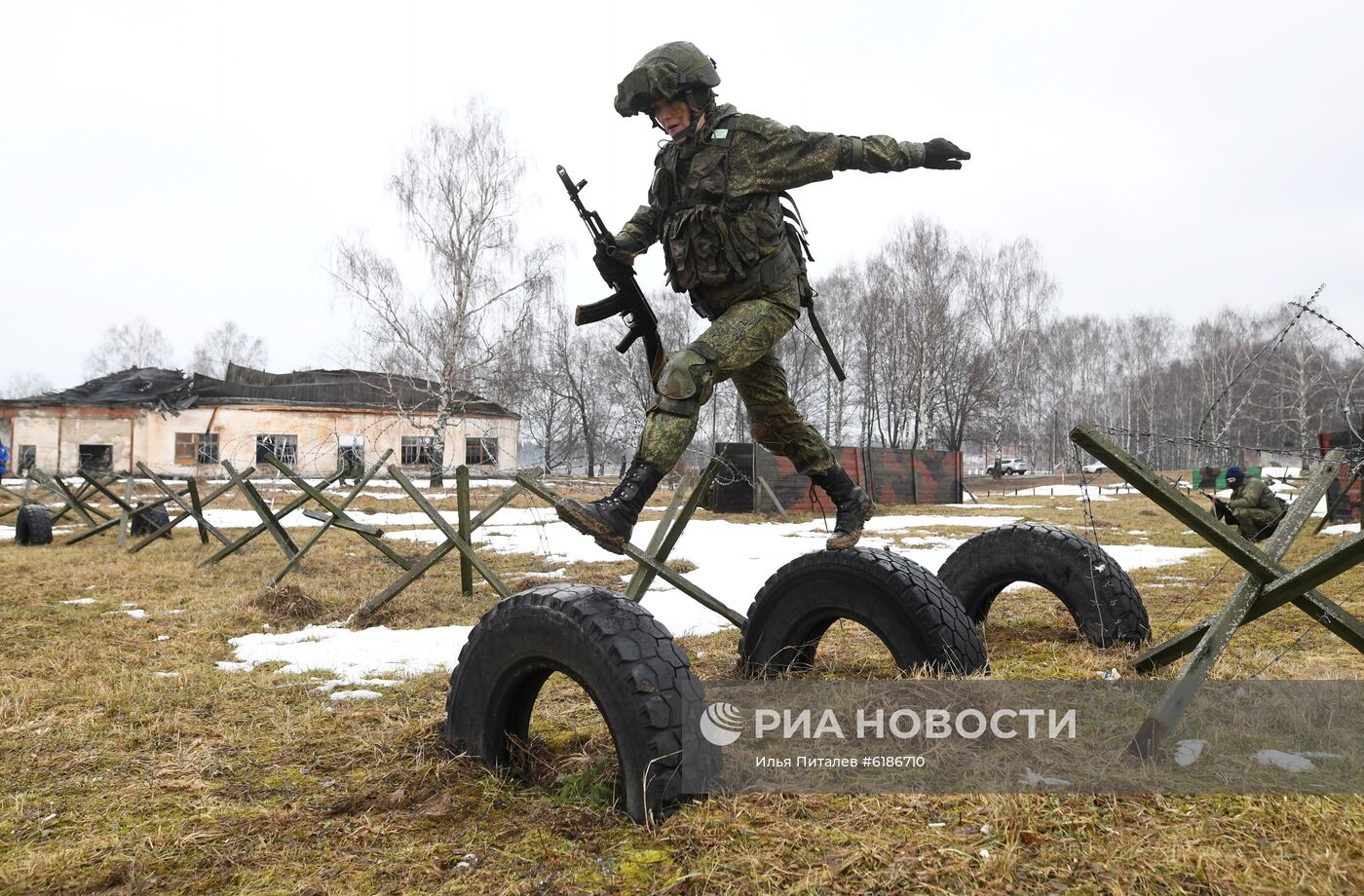 Конкурс красоты среди женщин-военнослужащих "Макияж под камуфляж"