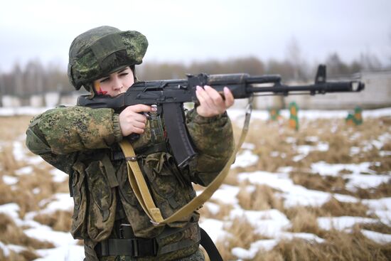 Конкурс красоты среди женщин-военнослужащих "Макияж под камуфляж" 