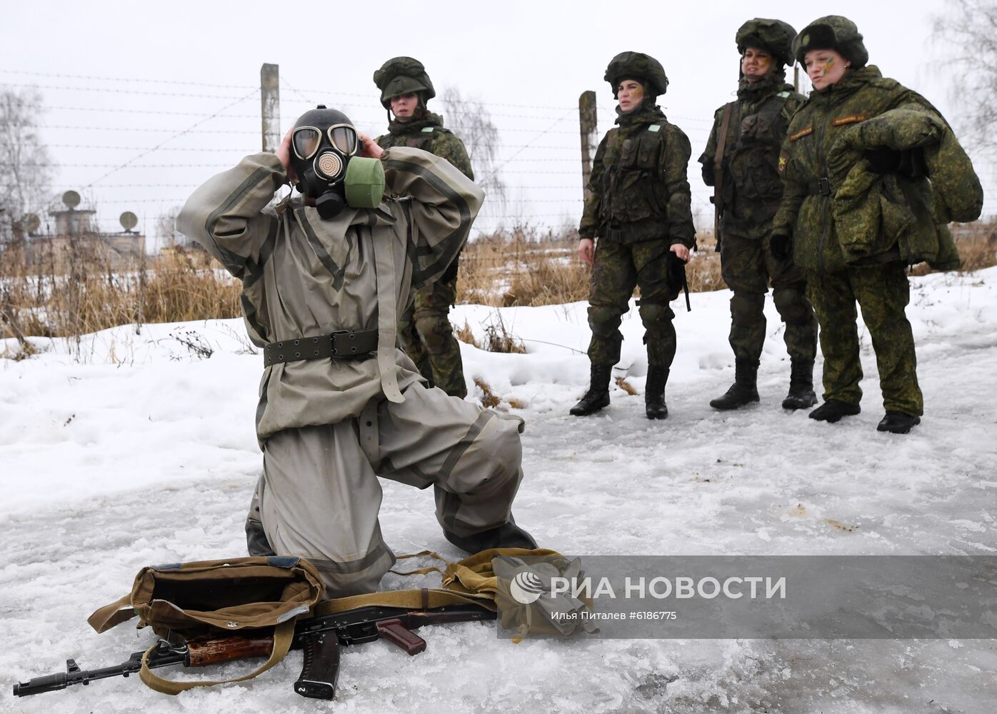 Конкурс красоты среди женщин-военнослужащих "Макияж под камуфляж"