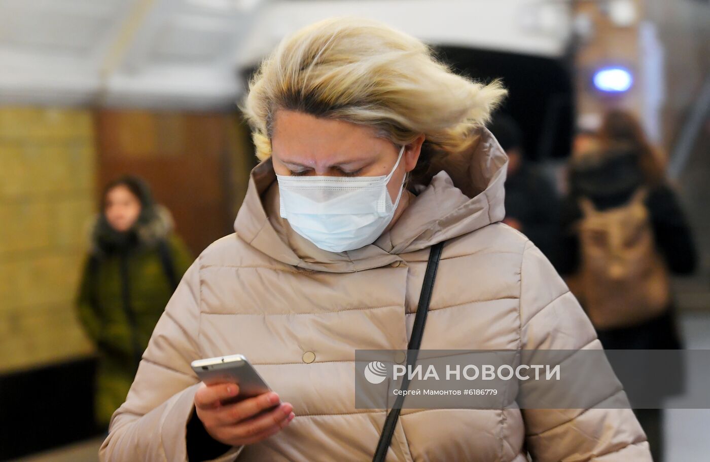 Жители Москвы в медицинских масках в метро