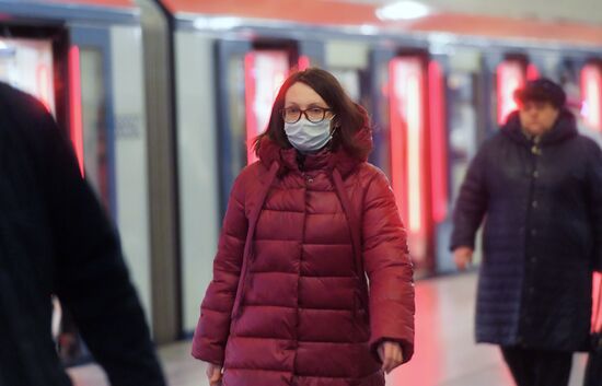 Жители Москвы в медицинских масках в метро