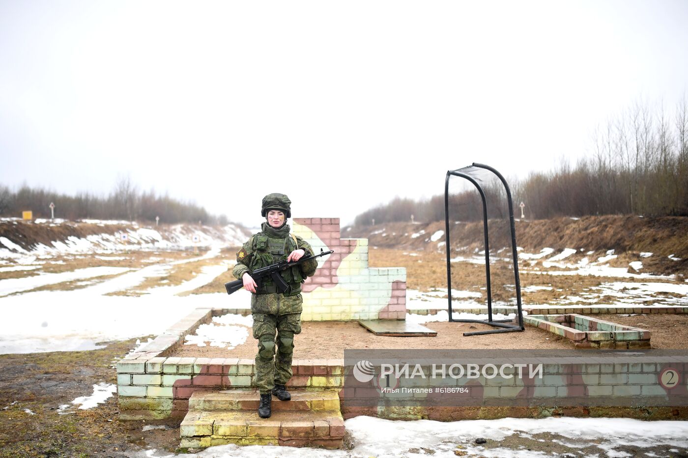 Конкурс красоты среди женщин-военнослужащих "Макияж под камуфляж" 