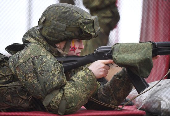 Конкурс красоты среди женщин-военнослужащих "Макияж под камуфляж" 