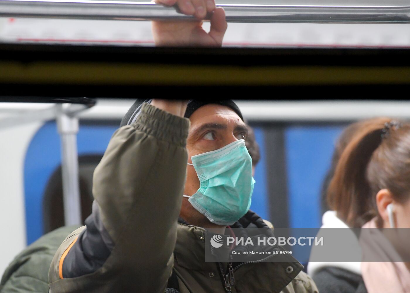 Мужчина в медицинской маске в Московском метрополитене. Место: Россия, Москва. Автор: Сергей Мамонтов/РИА Новости. Жители Москвы в медицинских масках в метро