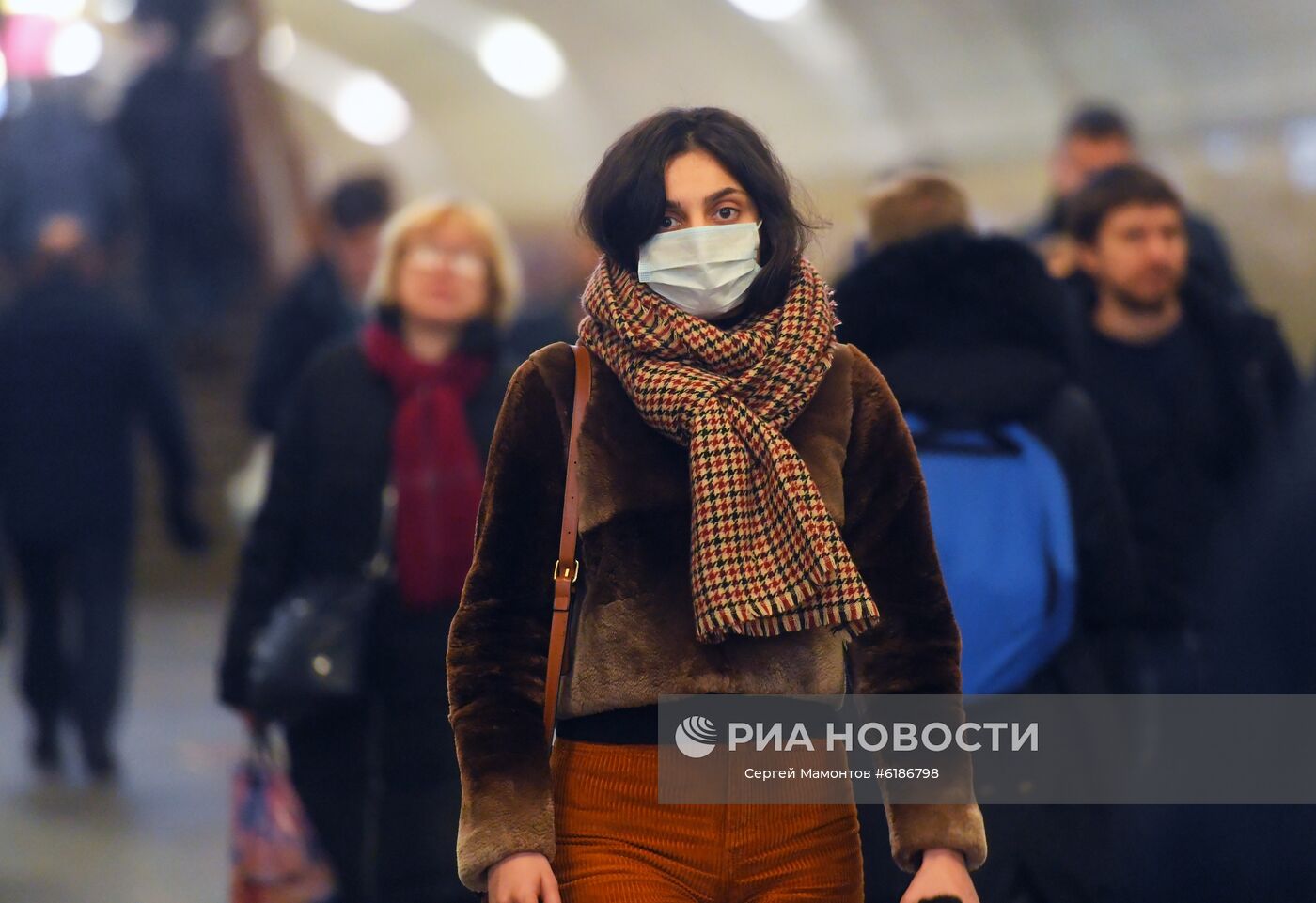 Женщина в медицинской маске в Московском метрополитене. Место: Россия, Москва. Автор: Сергей Мамонтов/РИА Новости. Жители Москвы в медицинских масках в метро