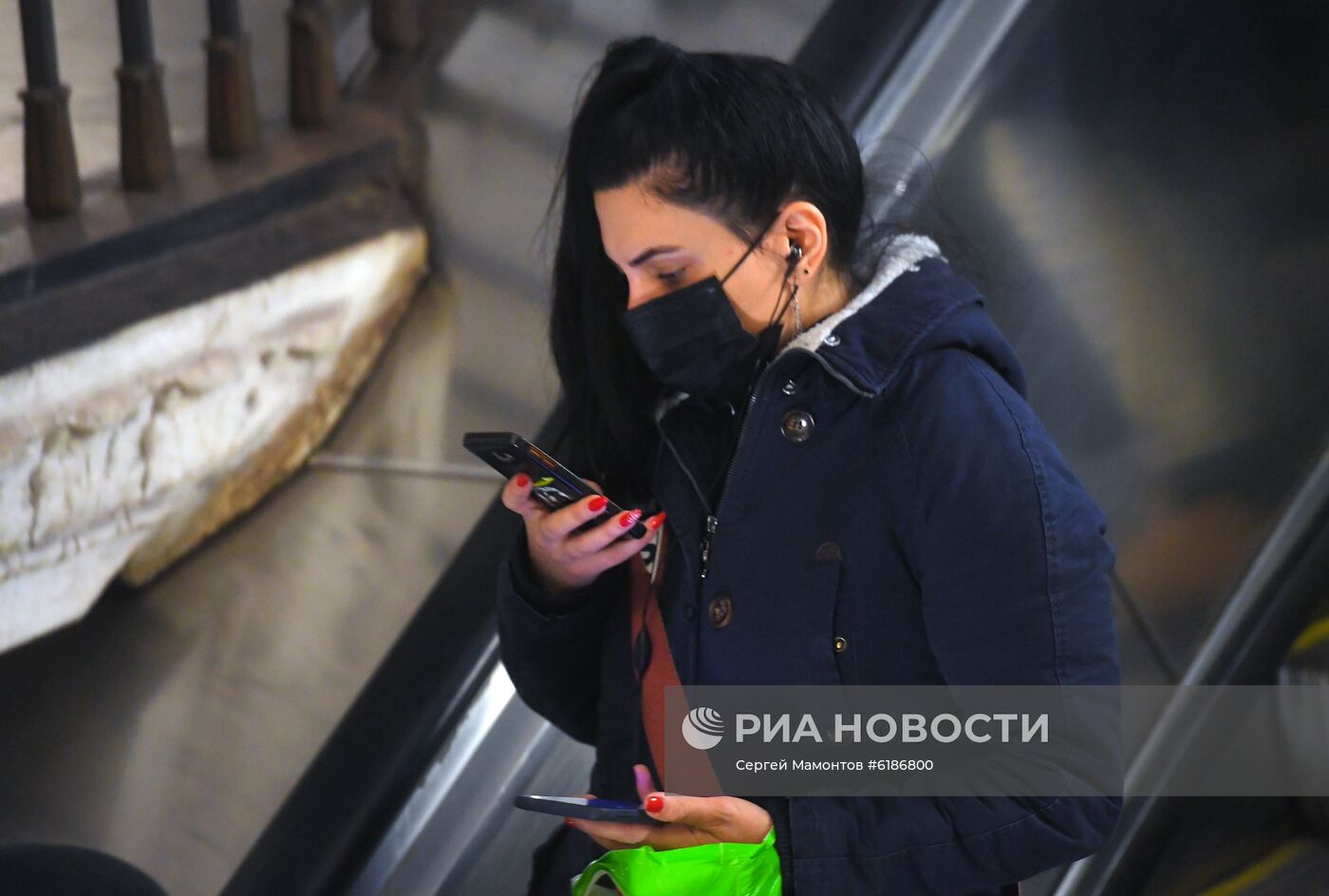Жители Москвы в медицинских масках в метро