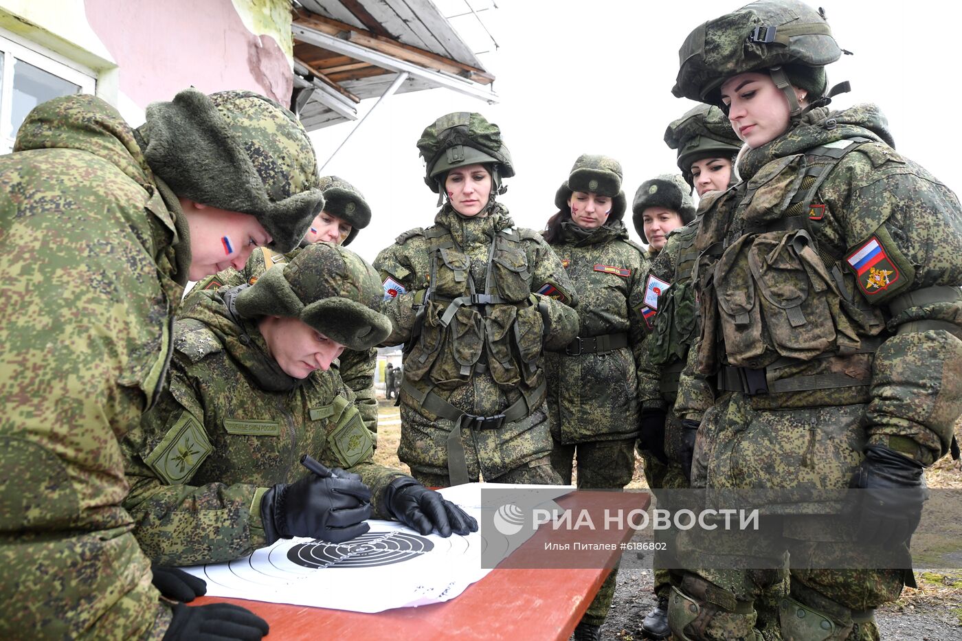 Конкурс красоты среди женщин-военнослужащих "Макияж под камуфляж" 