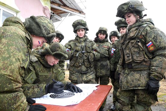 Конкурс красоты среди женщин-военнослужащих "Макияж под камуфляж" 