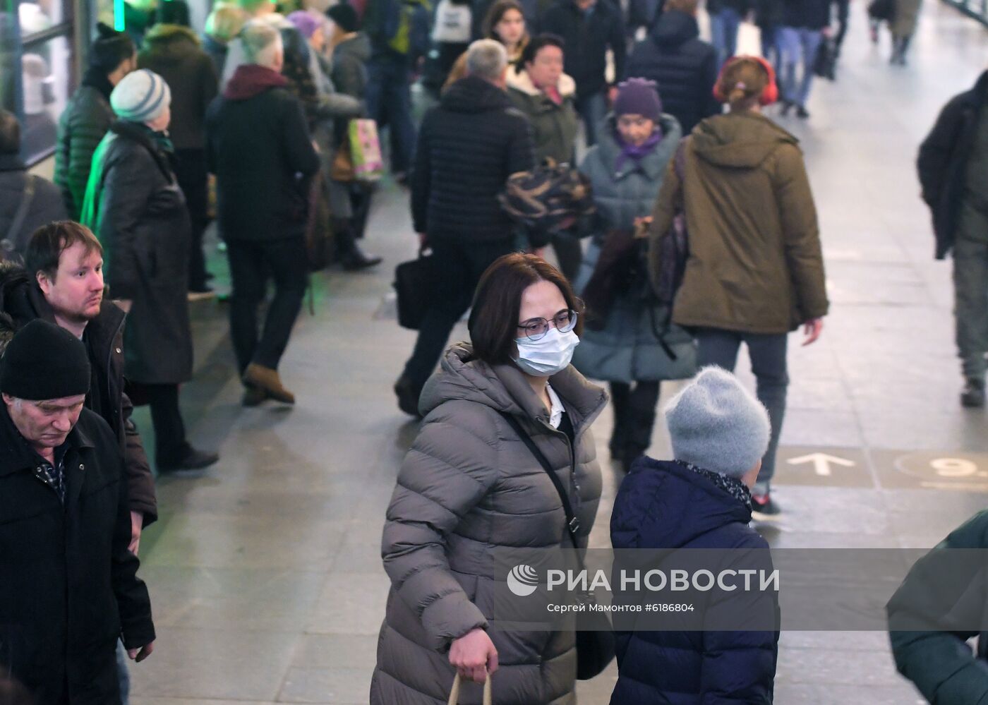 Жители Москвы в медицинских масках в метро