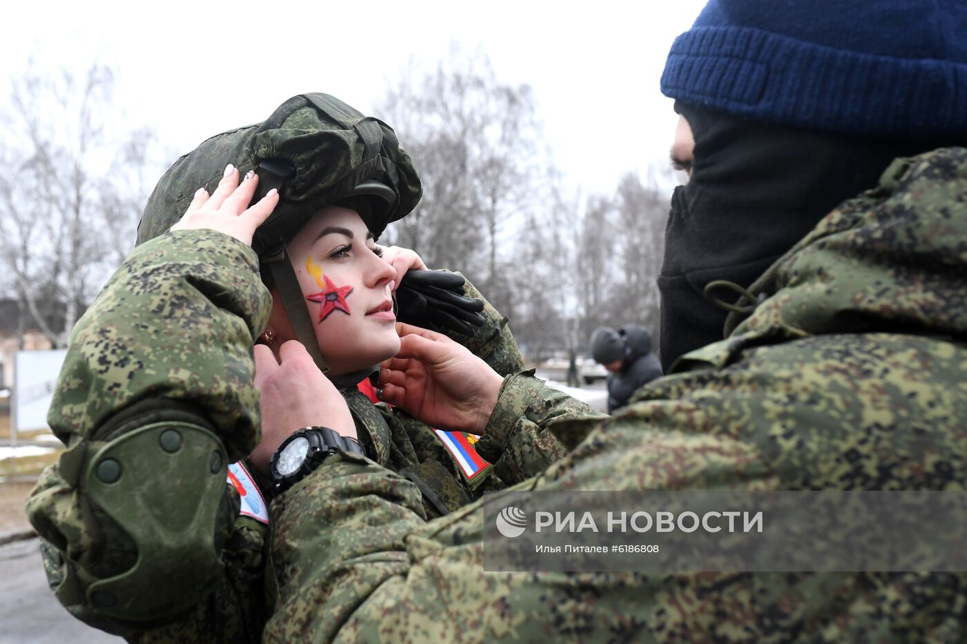 Конкурс красоты среди женщин-военнослужащих "Макияж под камуфляж"