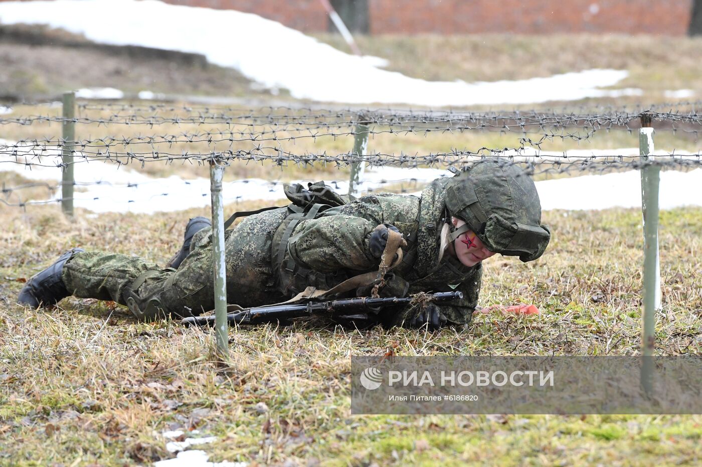 Конкурс красоты среди женщин-военнослужащих "Макияж под камуфляж"