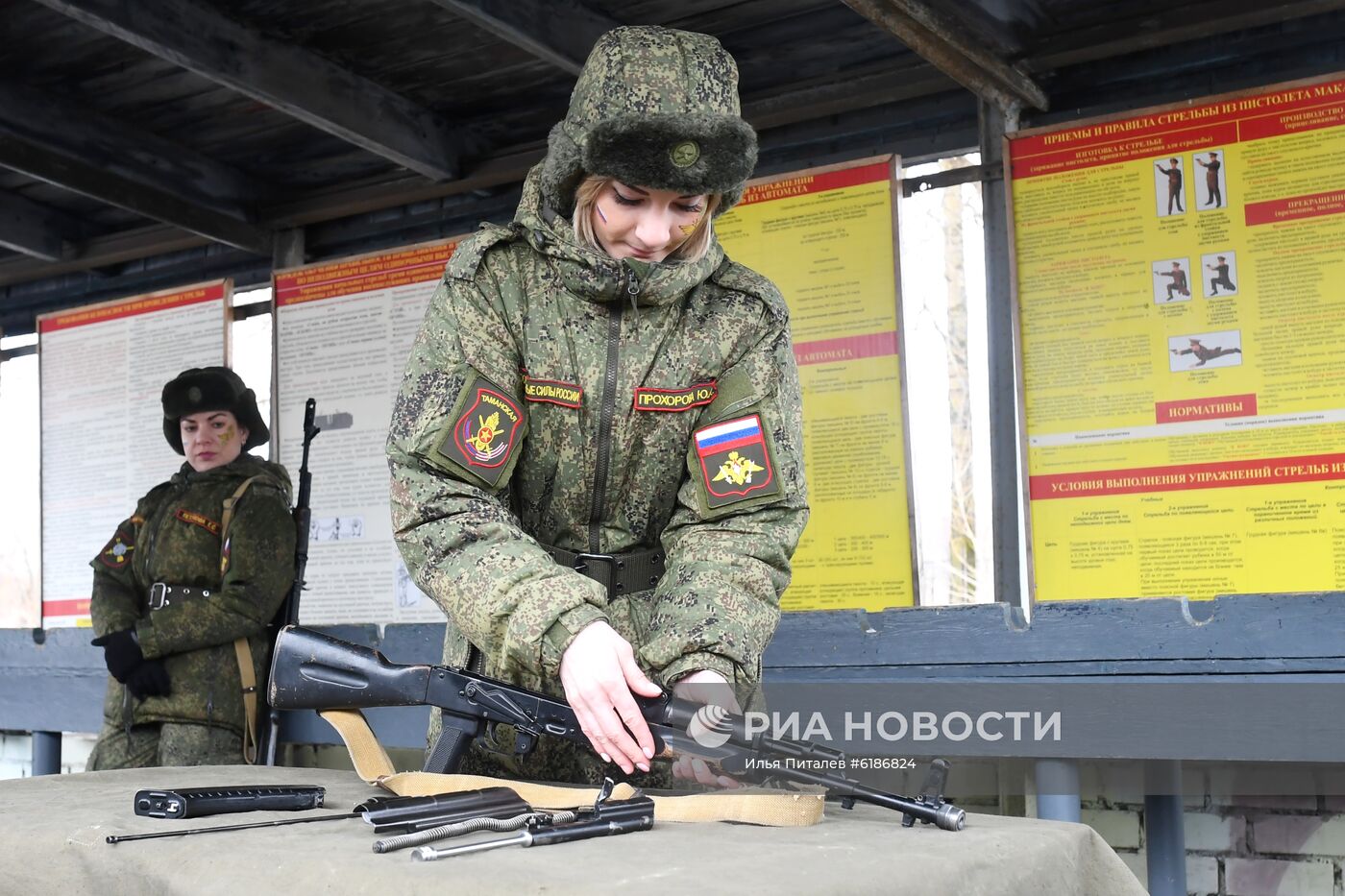 Конкурс красоты среди женщин-военнослужащих "Макияж под камуфляж" 