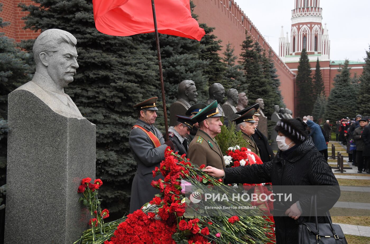 Возложение цветов к могиле И. В. Сталина у Кремлевской стены