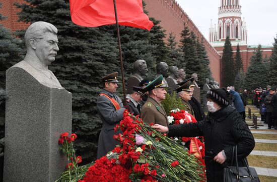 Возложение цветов к могиле И. В. Сталина у Кремлевской стены