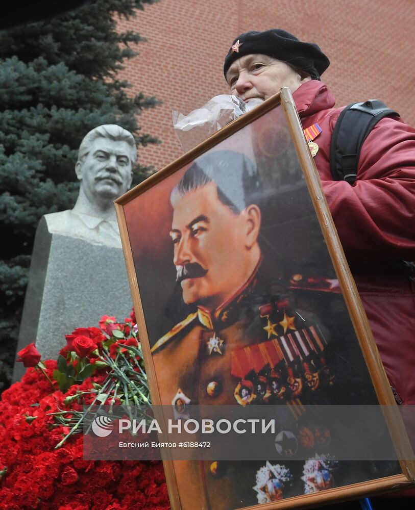 Возложение цветов к могиле И. В. Сталина у Кремлевской стены