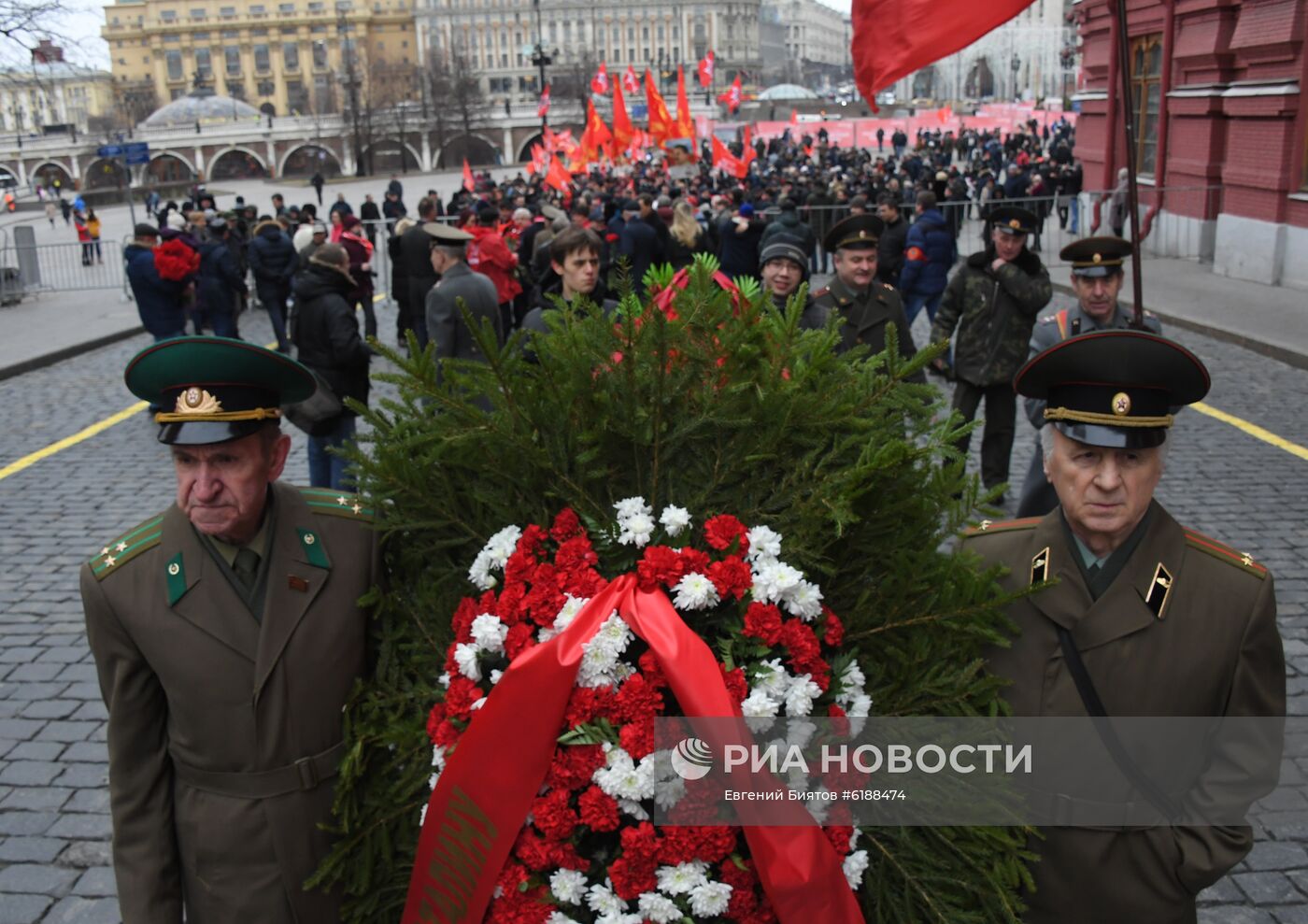 Возложение цветов к могиле И. В. Сталина у Кремлевской стены