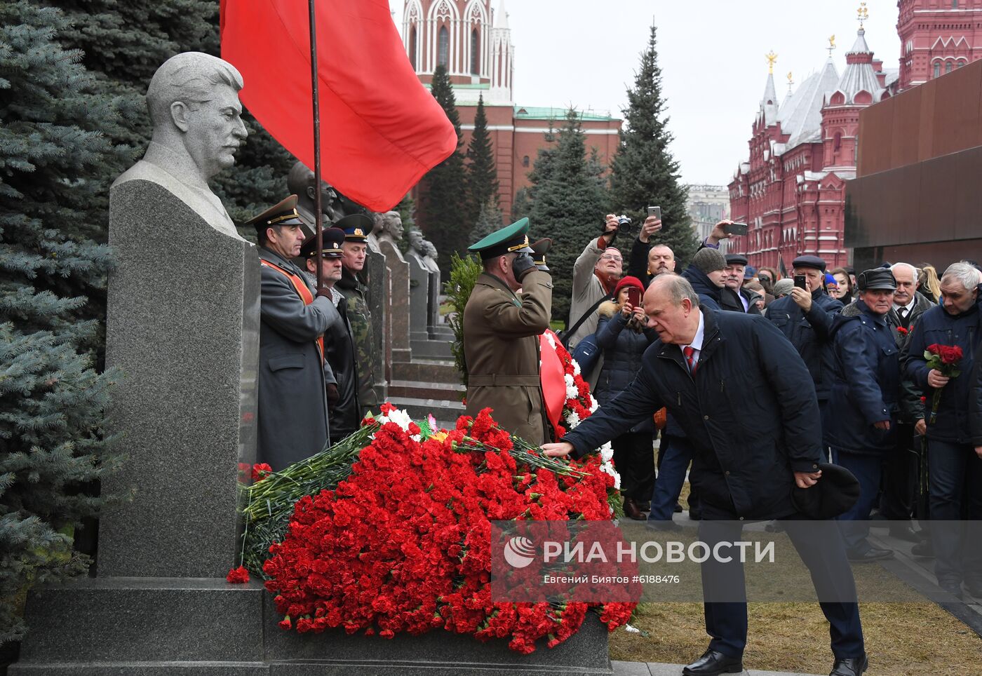 Возложение цветов к могиле И. В. Сталина у Кремлевской стены