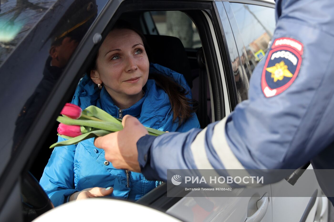 Сотрудники ГИБДД поздравляют женщин в преддверии праздника