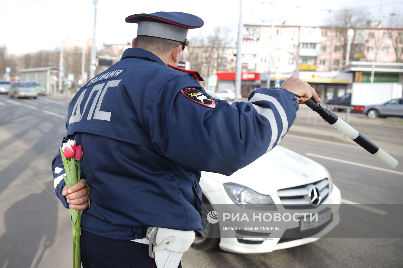 Сотрудники ГИБДД поздравляют женщин в преддверии праздника