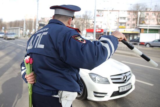 Сотрудники ГИБДД поздравляют женщин в преддверии праздника