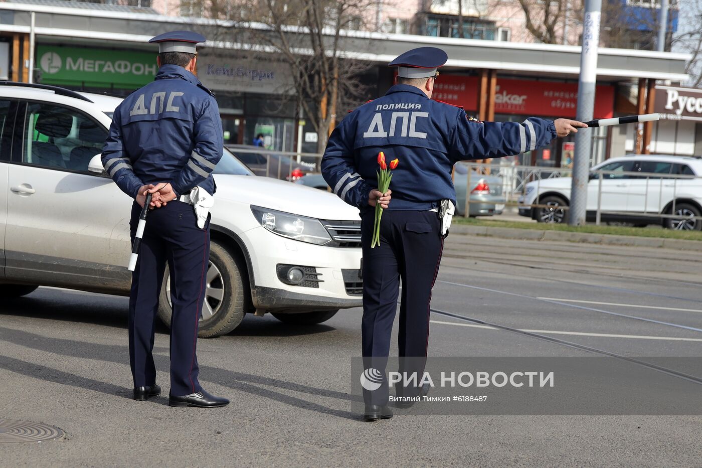 Сотрудники ГИБДД поздравляют женщин в преддверии праздника