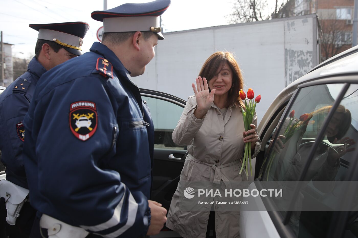 Сотрудники ГИБДД поздравляют женщин в преддверии праздника