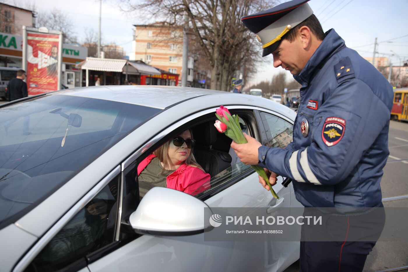 Сотрудники ГИБДД поздравляют женщин в преддверии праздника