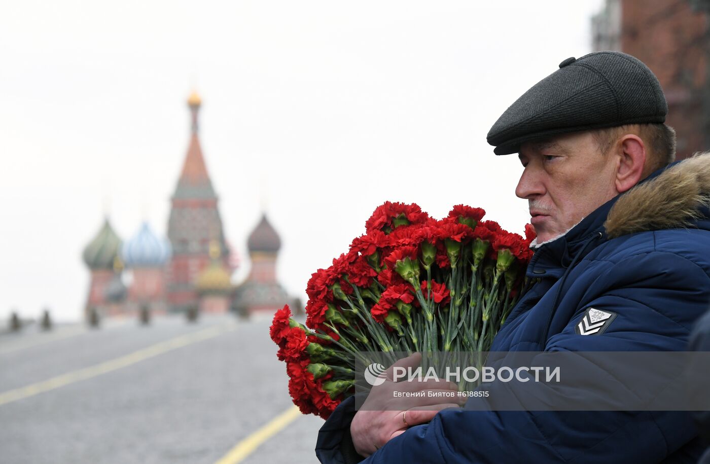 Возложение цветов к могиле И. В. Сталина у Кремлевской стены