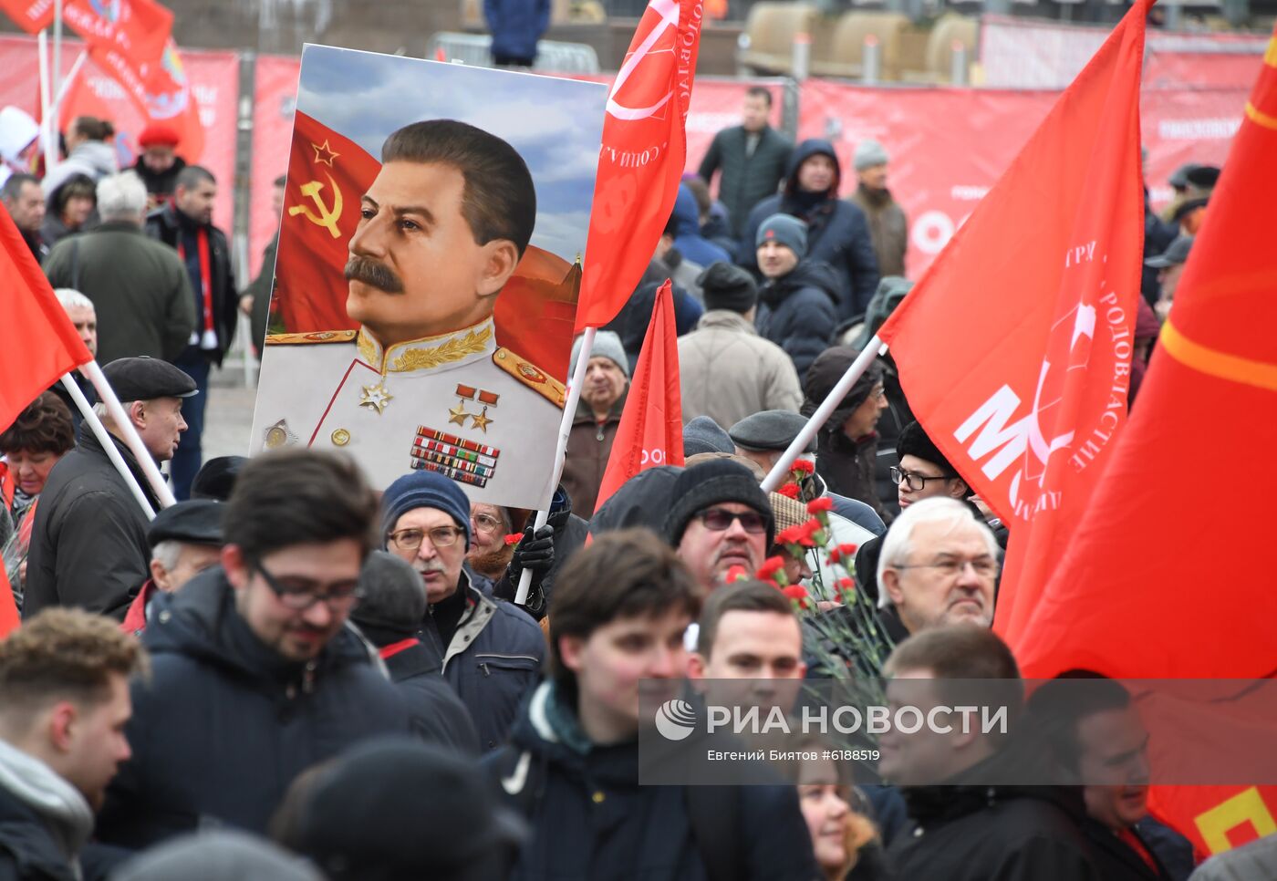 Возложение цветов к могиле И. В. Сталина у Кремлевской стены