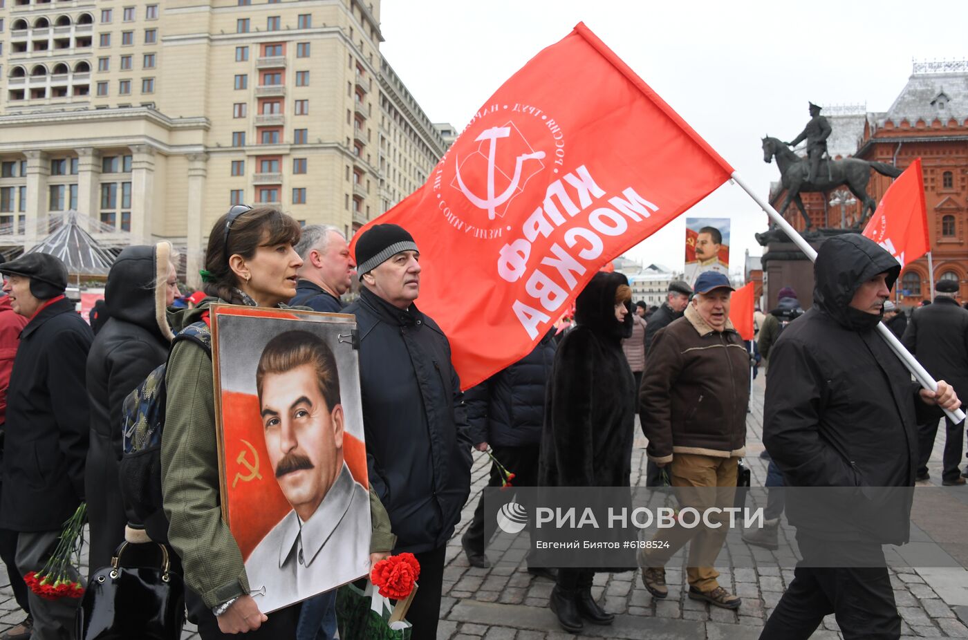 Возложение цветов к могиле И. В. Сталина у Кремлевской стены