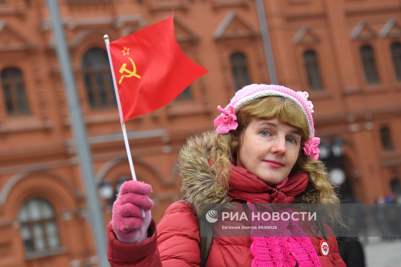 Возложение цветов к могиле И. В. Сталина у Кремлевской стены