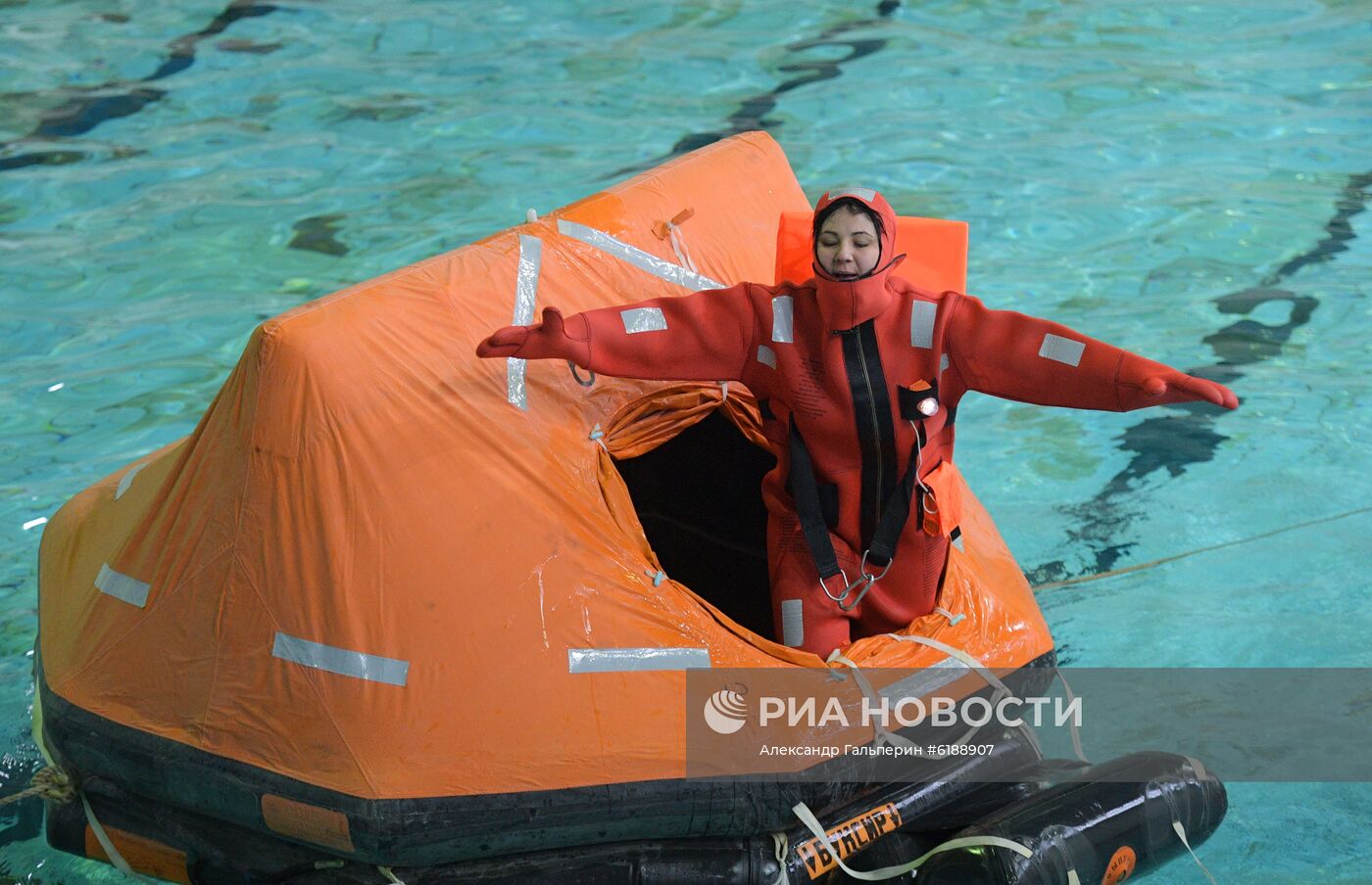 Подготовка девушек-курсантов в Военно-морском институте имени Петра Великого