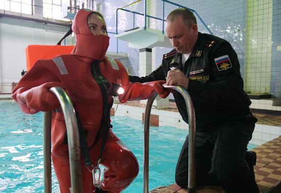 Подготовка девушек-курсантов в Военно-морском институте имени Петра Великого