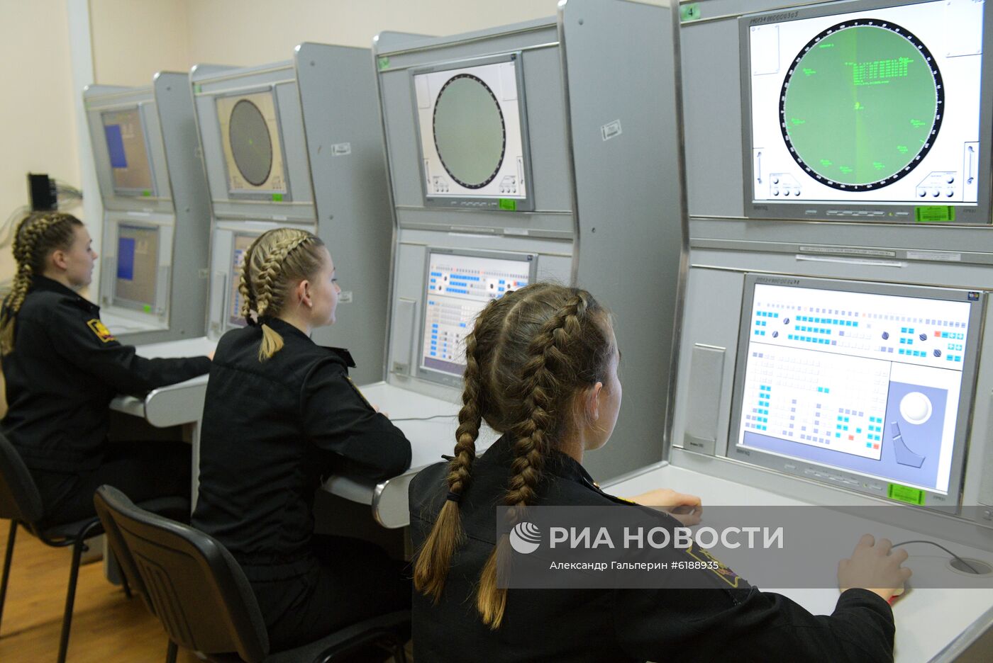 Подготовка девушек-курсантов в Военно-морском институте имени Петра Великого