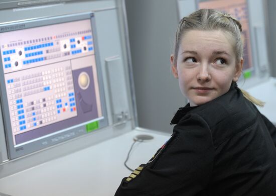 Подготовка девушек-курсантов в Военно-морском институте имени Петра Великого
