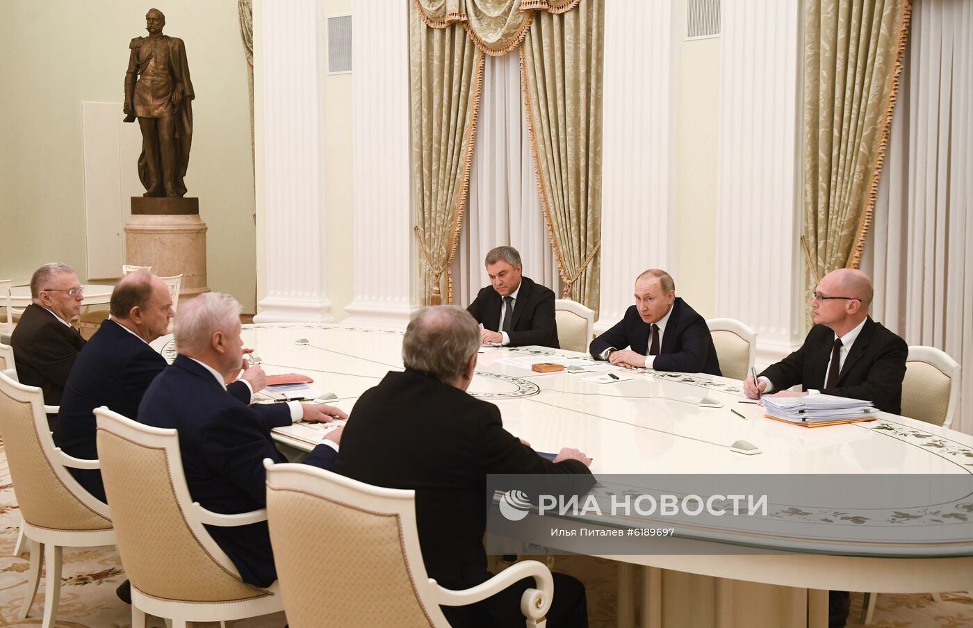 6 марта 2020. Президент РФ Владимир Путин проводит встречу с руководителями фракций Государственной Думы РФ в преддверии рассмотрения во втором чтении законопроекта по внесению поправок в Конституцию России. Место: Россия, Москва. Автор: Илья Питалев/РИА Новости. Президент РФ В. Путин провел встречу с руководителями фракций Госдумы РФ