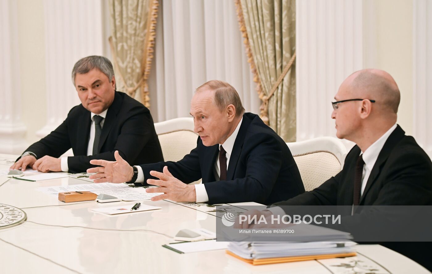 Президент РФ В. Путин провел встречу с руководителями фракций Госдумы РФ