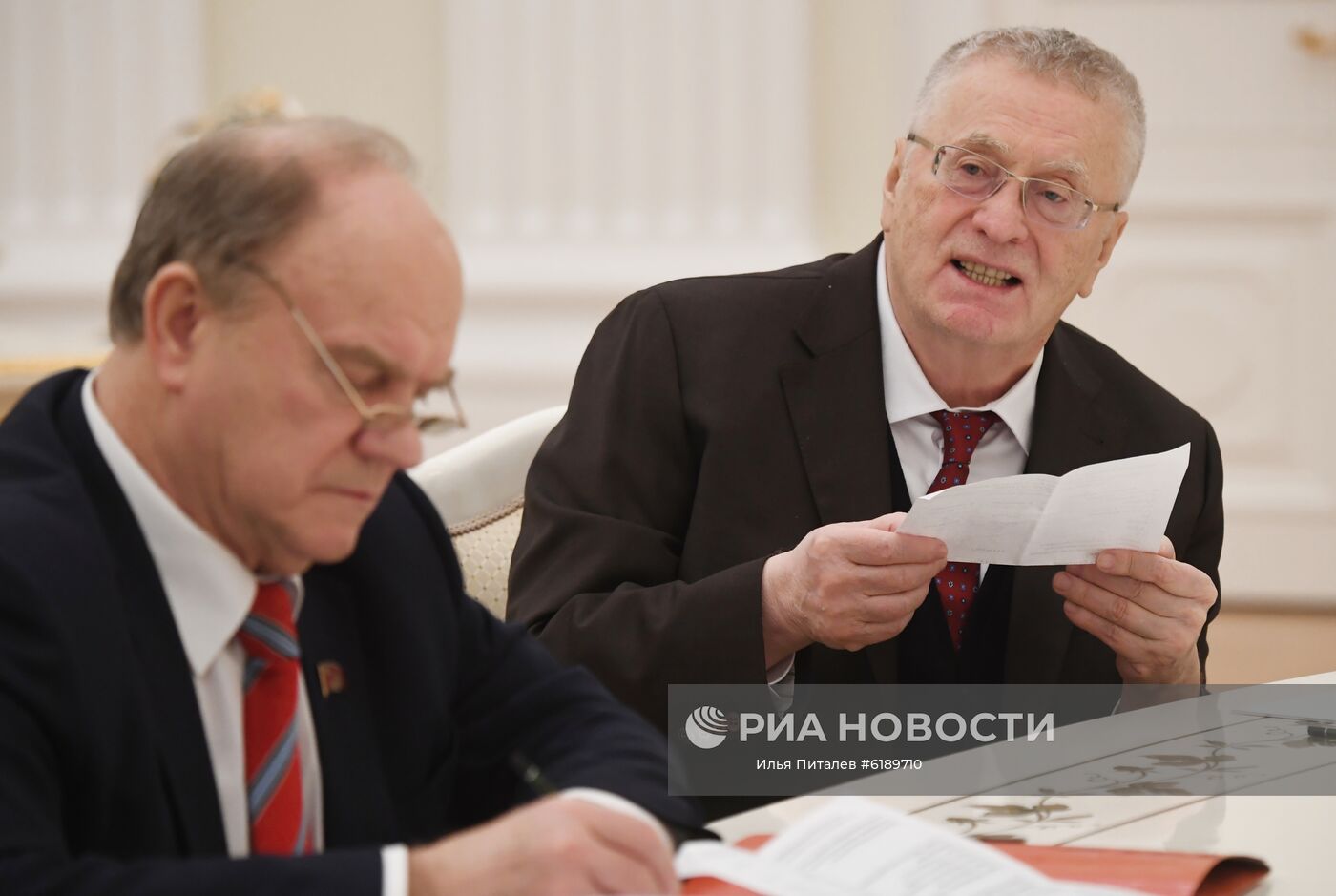 6 марта 2020. Руководитель фракции КПРФ Геннадий Зюганов (слева) и руководитель фракции ЛДПР Владимир Жириновский перед началом встречи с президентом Владимиром Путиным в преддверии рассмотрения во втором чтении законопроекта по внесению поправок в Конституцию России. Место: Россия, Москва. Автор: Илья Питалев/РИА Новости. Президент РФ В. Путин провел встречу с руководителями фракций Госдумы РФ
