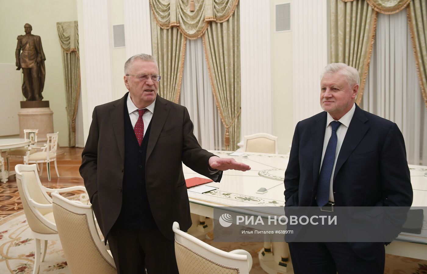6 марта 2020. Руководитель фракции ЛДПР Владимир Жириновский (слева) и руководитель фракции "Справедливая Россия" Сергей Миронов перед началом встречи с президентом Владимиром Путиным в преддверии рассмотрения во втором чтении законопроекта по внесению поправок в Конституцию России. Место: Россия, Москва. Автор: Илья Питалев/РИА Новости. Президент РФ В. Путин провел встречу с руководителями фракций Госдумы РФ