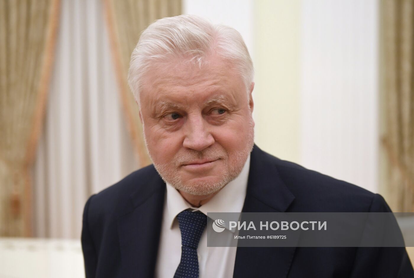 5 марта 2020. Руководитель фракции "Справедливая Россия" в Государственной Думе РФ Сергей Миронов перед началом встречи с президентом Владимиром Путиным в преддверии рассмотрения во втором чтении законопроекта по внесению поправок в Конституцию России. Место: Россия, Москва. Автор: Илья Питалев/РИА Новости. Президент РФ В. Путин провел встречу с руководителями фракций Госдумы РФ
