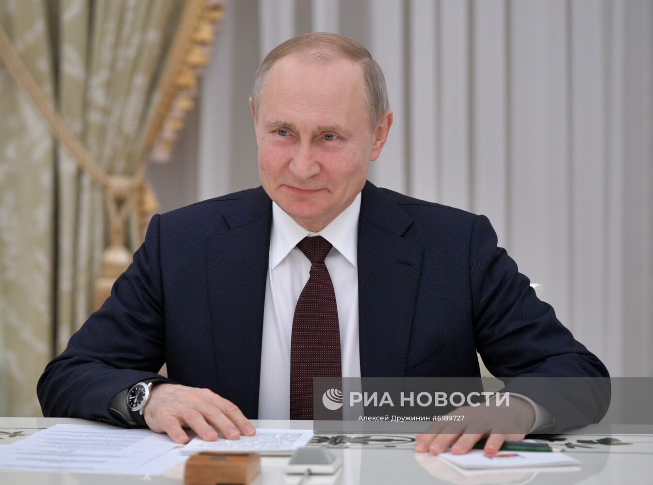 6 марта 2020. Президент РФ Владимир Путин во время встречи с руководителями фракций Государственной Думы РФ в преддверии рассмотрения во втором чтении законопроекта по внесению поправок в Конституцию России. Место: Россия, Москва. Автор: Алексей Дружинин/РИА Новости. Президент РФ В. Путин провел встречу с руководителями фракций Госдумы РФ