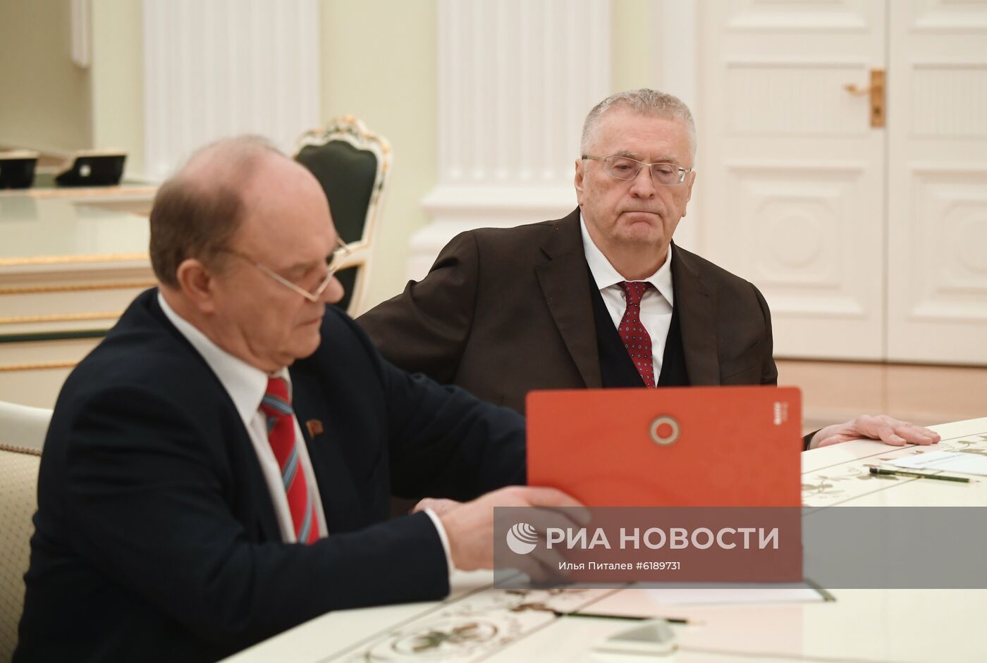 6 марта 2020. Руководитель фракции КПРФ Геннадий Зюганов (слева) и руководитель фракции ЛДПР Владимир Жириновский перед началом встречи с президентом Владимиром Путиным в преддверии рассмотрения во втором чтении законопроекта по внесению поправок в Конституцию России. Место: Россия, Москва. Автор: Илья Питалев/РИА Новости. Президент РФ В. Путин провел встречу с руководителями фракций Госдумы РФ
