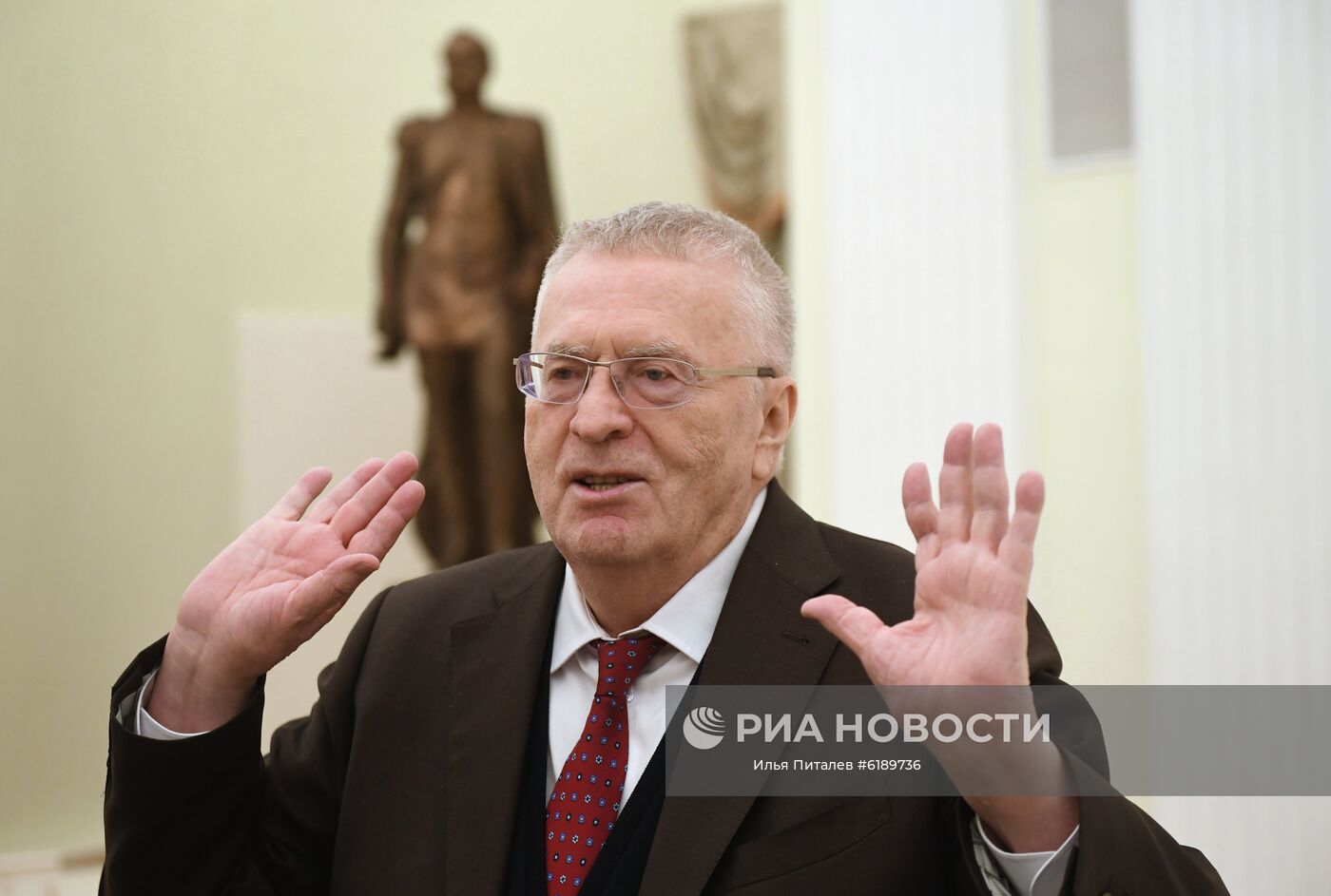 5 марта 2020. Руководитель фракции ЛДПР в Государственной Думе РФ Владимир Жириновский перед началом встречи с президентом Владимиром Путиным в преддверии рассмотрения во втором чтении законопроекта по внесению поправок в Конституцию России. Место: Россия, Москва. Автор: Илья Питалев/РИА Новости. Президент РФ В. Путин провел встречу с руководителями фракций Госдумы РФ