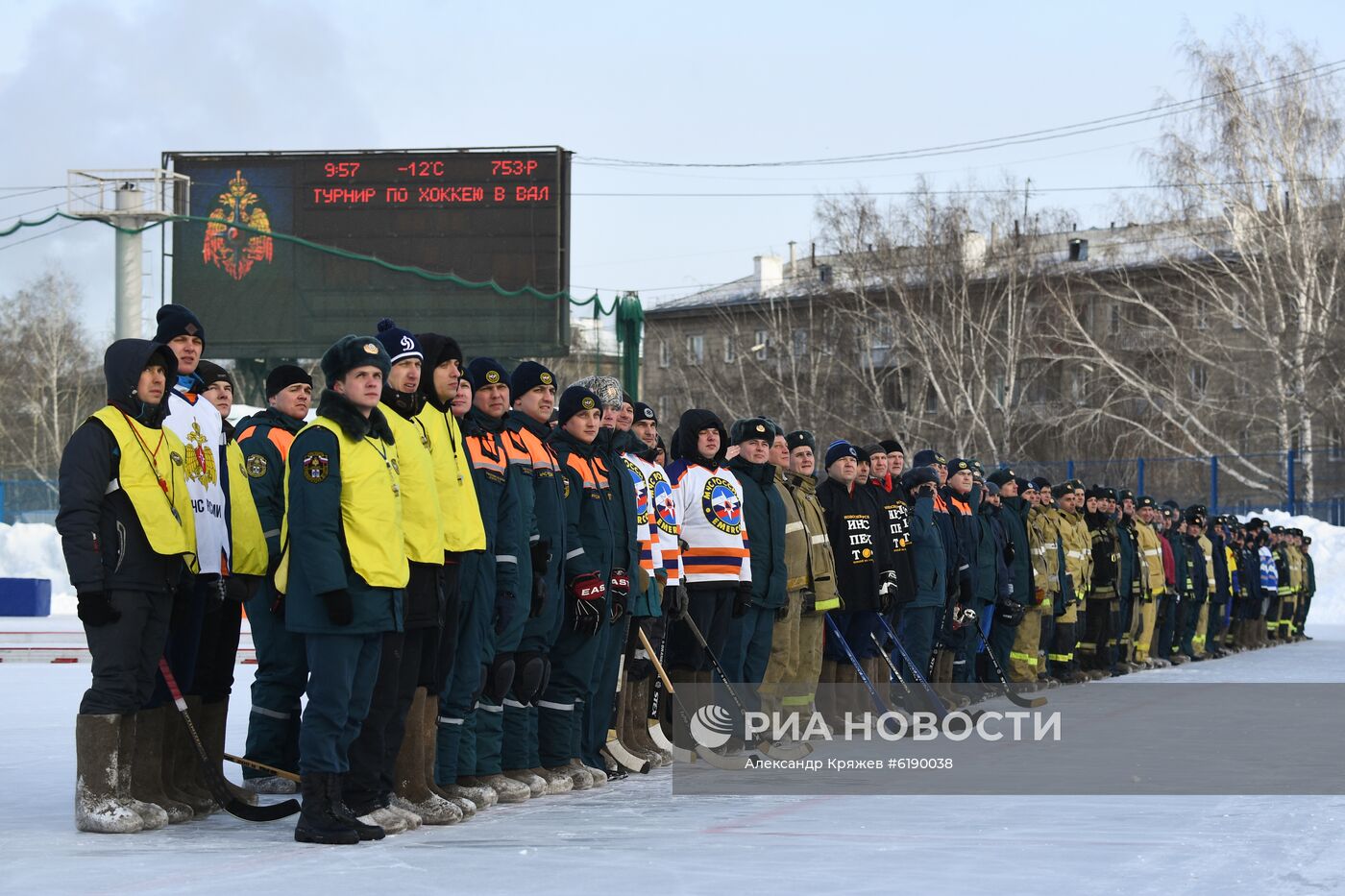 Товарищеский матч пожарных - спасателей  по хоккею в валенках