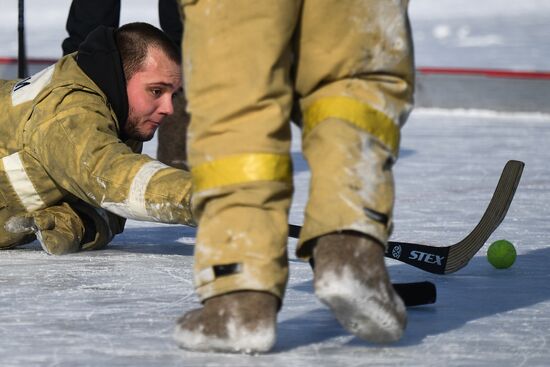 Товарищеский матч пожарных - спасателей  по хоккею в валенках