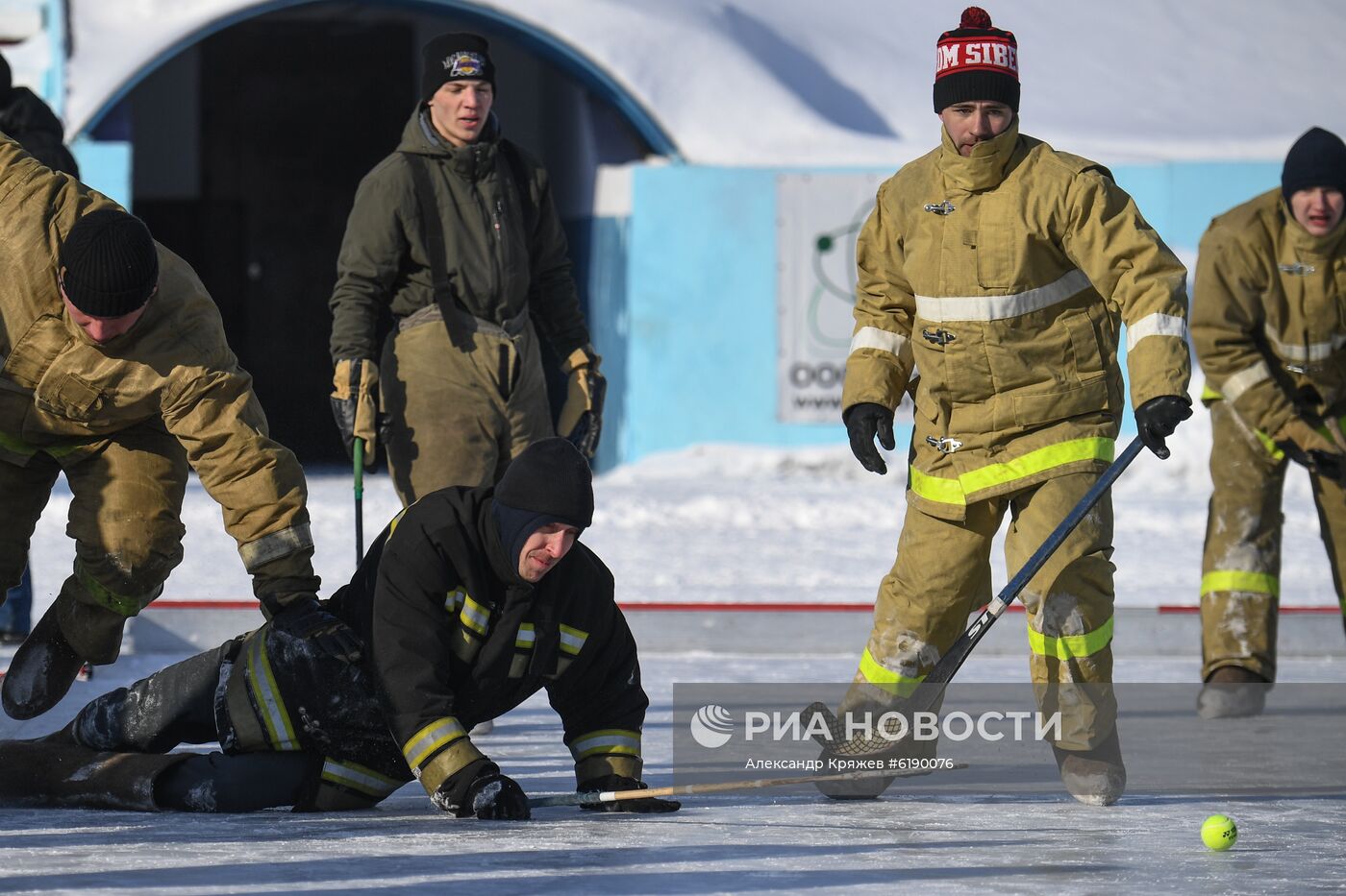 Товарищеский матч пожарных - спасателей  по хоккею в валенках