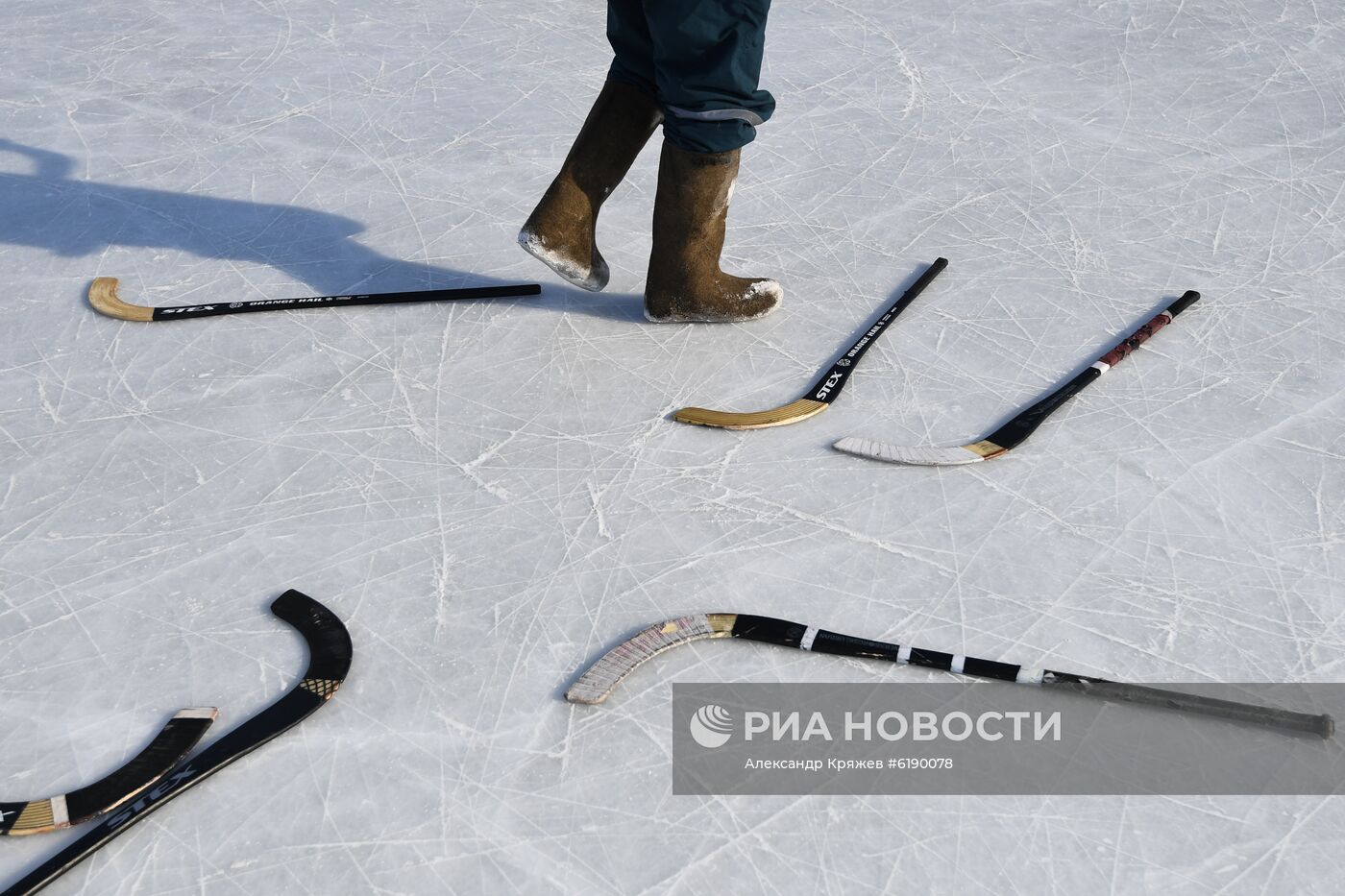 Товарищеский матч пожарных - спасателей  по хоккею в валенках