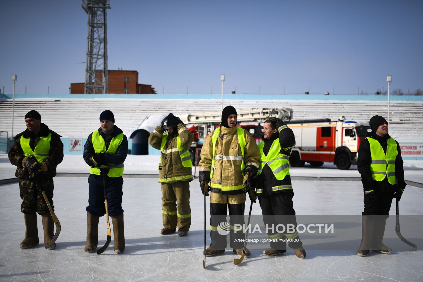 Товарищеский матч пожарных - спасателей  по хоккею в валенках