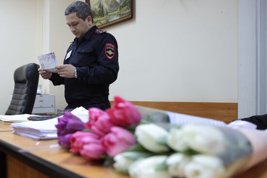 Сотрудники ГИБДД поздравляют женщин в преддверии праздника