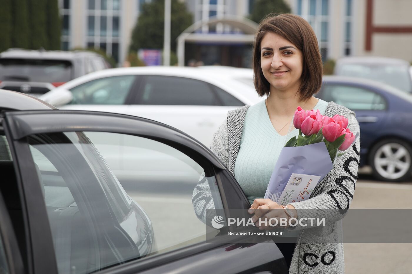 Сотрудники ГИБДД поздравляют женщин в преддверии праздника